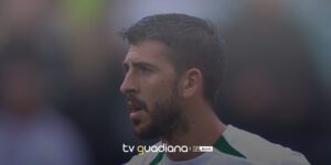 Paulinho, jogador do Sporting, em ação durante um jogo.